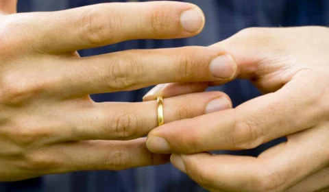 Ele é Comprometido. O que eu faço?